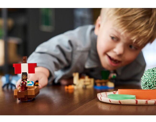 LEGO® Minecraft®: The Pirate Ship Voyage (21259) - Image 3