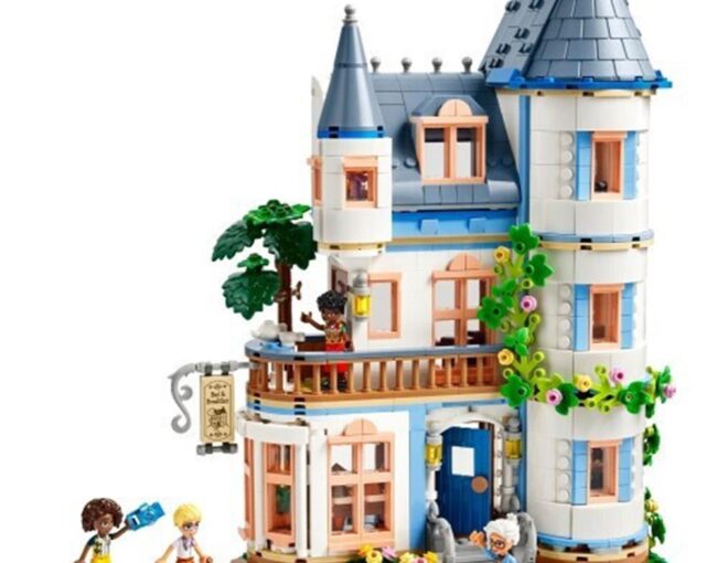 LEGO® Friends: Castle Bed and Breakfast (42638) - Image 3