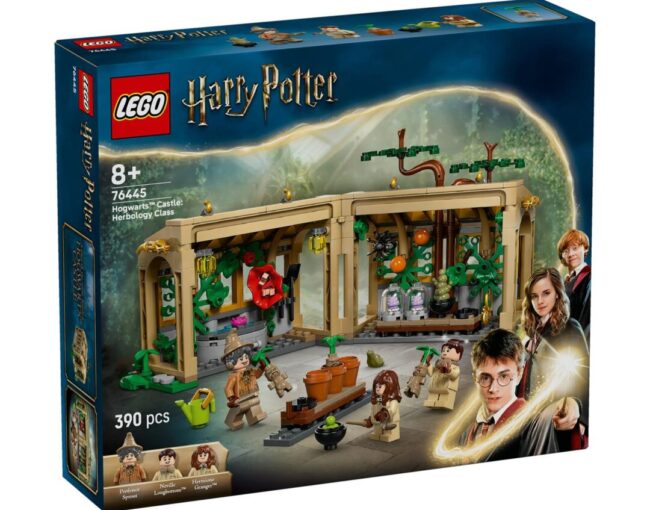 LEGO® Harry Potter™: Hogwarts™ Castle: Herbology Class (76445) - Image 2