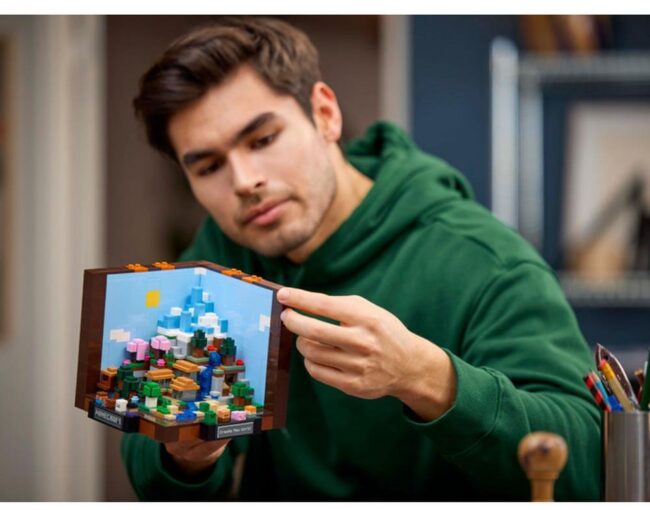 LEGO® Minecraft®: The Crafting Table (21265) - Image 2
